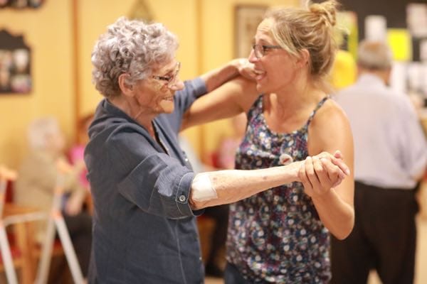 persones ballant amb un somnriure