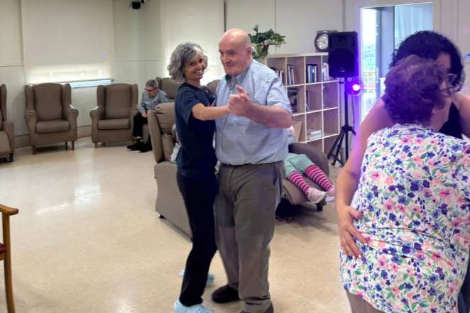 persones ballant amb un somnriure