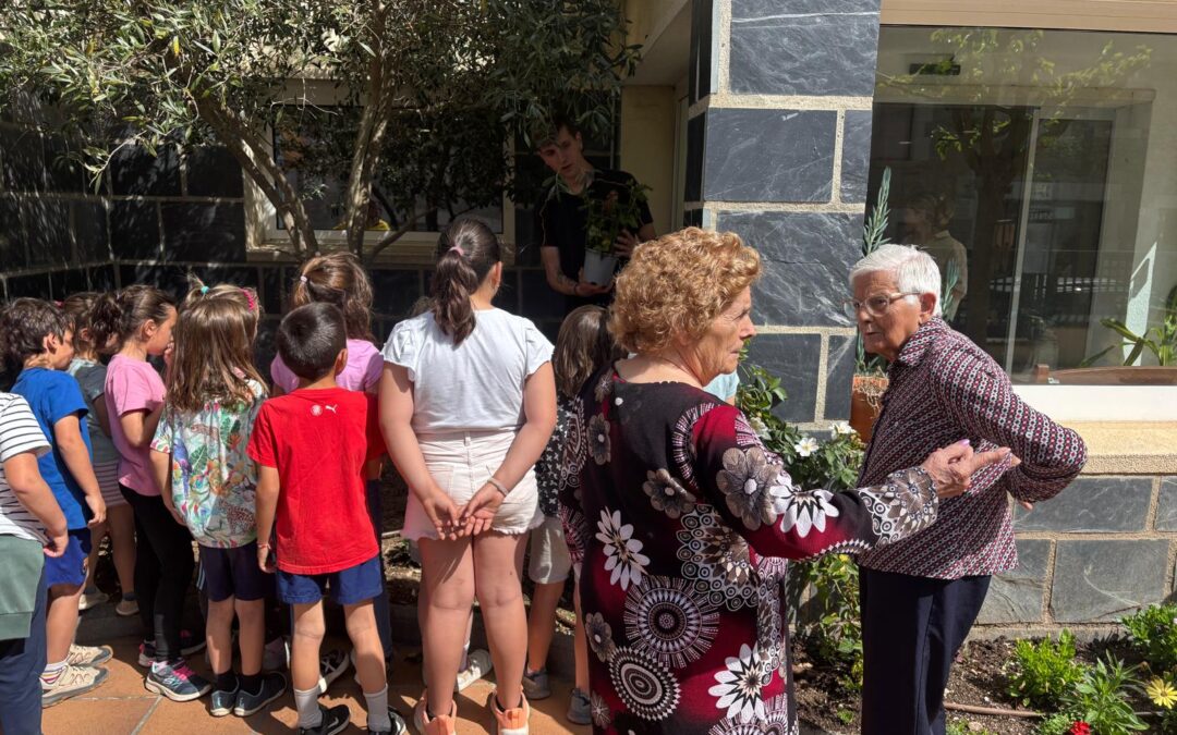 Plantem flors amb els nens i nenes de l’Escola Popa 💐🌻🌷